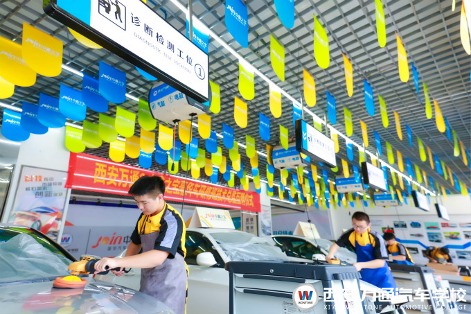 西安萬通汽車學(xué)校學(xué)子實訓(xùn)