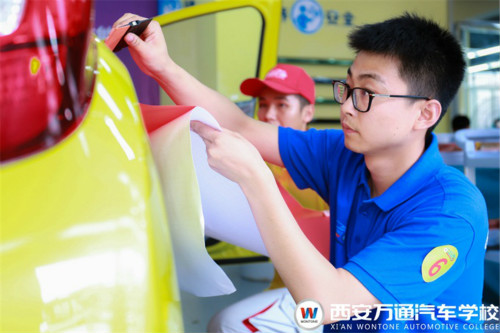 西安萬通汽車學(xué)校學(xué)子實訓(xùn)