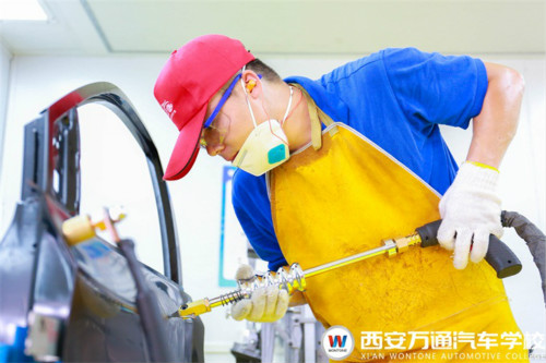 西安萬通汽車學(xué)校學(xué)子實訓(xùn)