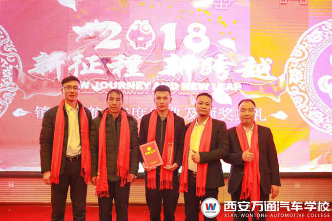 西安萬通老師與候金波領導、父親及候金波合影