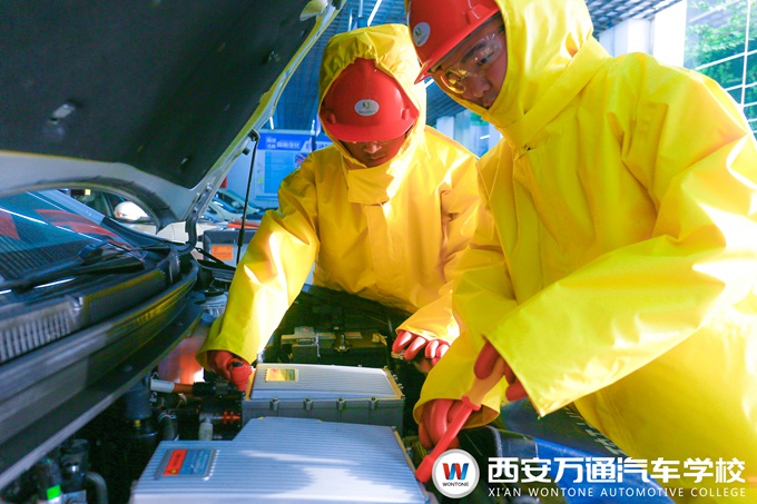 西安萬通汽車學(xué)校學(xué)習(xí)汽車新能源技術(shù)