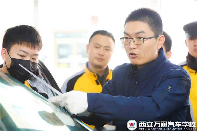 【名企證言】福耀玻璃：開(kāi)展技術(shù)公開(kāi)課，學(xué)生學(xué)習(xí)市場(chǎng)前沿技術(shù)
