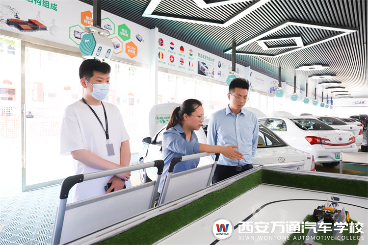 比亞迪興迪集團領導一行蒞臨西安萬通汽車學校參觀指導！