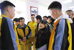 教學(xué)上崗緊密銜接——鑫亞特汽車集團(tuán)到我校開展專場招聘